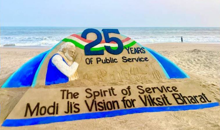 Sudarsan Pattnaik Marks PM Modi&rsquo;s 25 Years in Public Service With Sand Art at Puri Beach